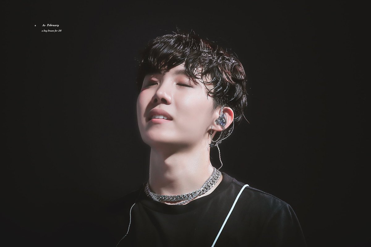 AsFebruary_218's tweet photo. 180915 LYS in FORT WORTH

All the little pieces of you look how they shine above ✨✨🌙

#제이홉 #호석 #JHOPE 
@BTS_twt https://t.co/wxiPiXNrQW
