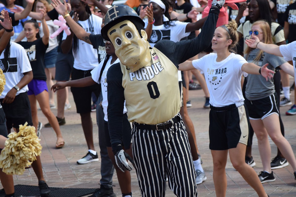 PurdueWBB's tweet photo. Had a great time with our community at the annual #HungerHike #BoilerUp #BoilersCare https://t.co/7S118rWzJz