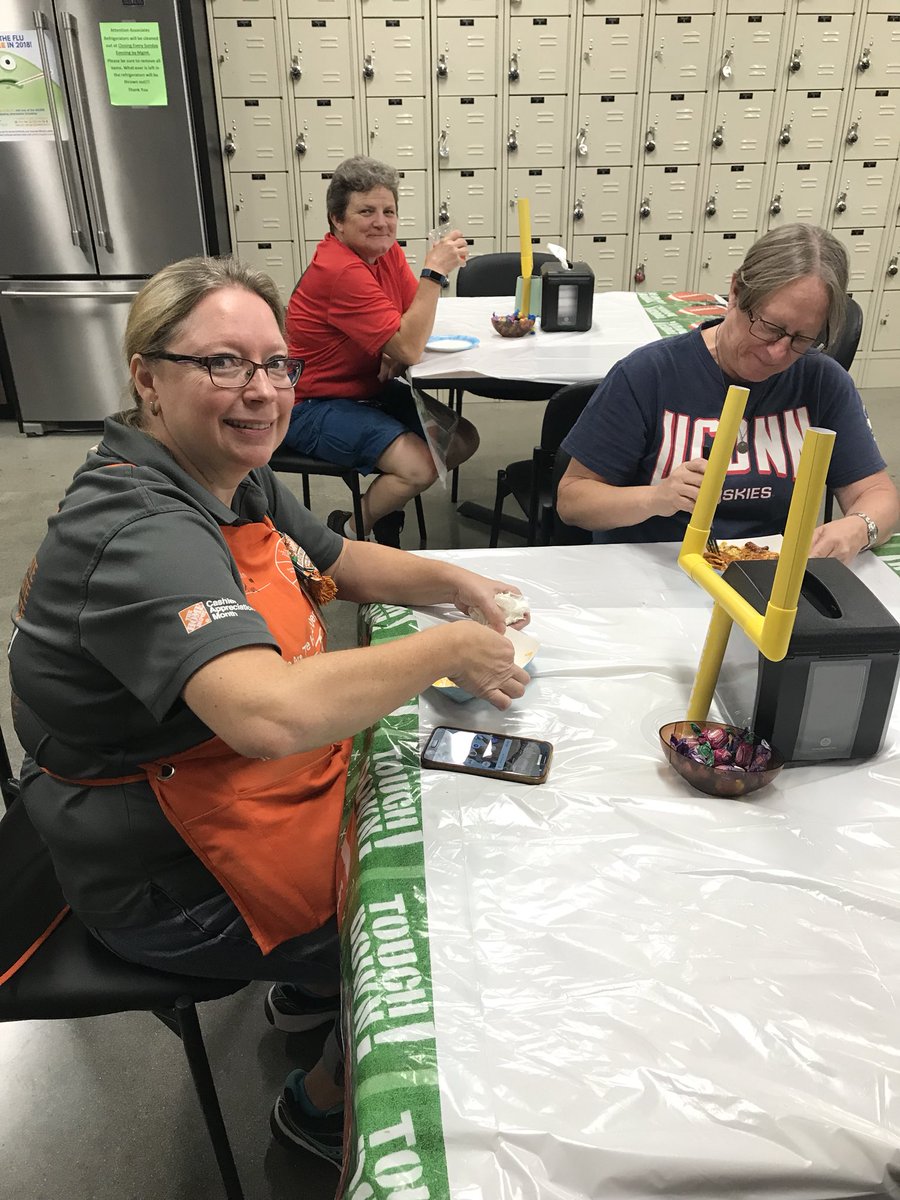 Football Sunday snackage! Day 3 of our Fantastic Celebration!! #SuccessSharing2018  <a href="/JabarrBean/">Jabarr Bean</a> <a href="/NotoKara/">Kara Noto</a> <a href="/jptorresSM/">J.P. Torres</a> <a href="/AnthonyHajduk/">Anthony Hajduk</a> <a href="/Laura_BMata/">Laura Mata</a> @ShawnEvans8949 <a href="/DepotJake/">Jake From Home Depot</a>