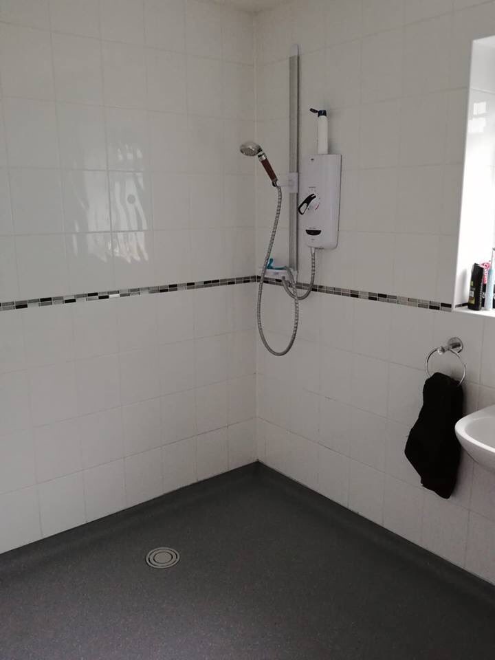 ManorBuildingUK's tweet photo. We help clients with disabilities by making adaptations to enhance their quality of life. This is a hoist in a bedroom & a bathroom we adapted. The clients were delighted. Call us on 0800 002 9494 for more info. #adaptations #support #disabilty #ManorBuildingSolutions #Access https://t.co/oj4och0BmE