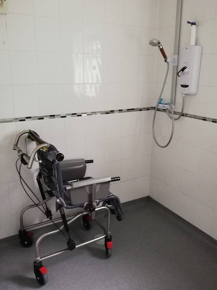 ManorBuildingUK's tweet photo. We help clients with disabilities by making adaptations to enhance their quality of life. This is a hoist in a bedroom & a bathroom we adapted. The clients were delighted. Call us on 0800 002 9494 for more info. #adaptations #support #disabilty #ManorBuildingSolutions #Access https://t.co/oj4och0BmE