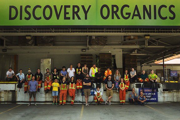 SaveProduceRow's tweet photo. Here on Produce Row, we’re proud of our rich history and we’re proud to be a great place to work. It’s not uncommon for the average employee to work here for 30 years and that means we become like family. #SaveProduceRow (Photo via @discoveryorg ) https://t.co/GsPWJZUY4q