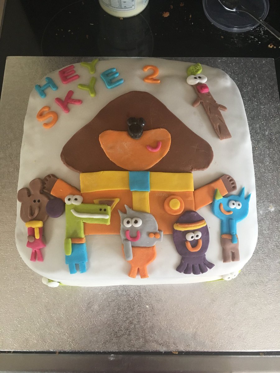 CarlyCarlyscott's tweet photo. @CBeebiesHQ as you canโt buy a #heyduggee Birthday cake I decided to make this cake for my duggee loving niece #homemade #amateurbaker #itsnotperfect #cbeebies #stick #squirels https://t.co/F3Lp4Jb9NX