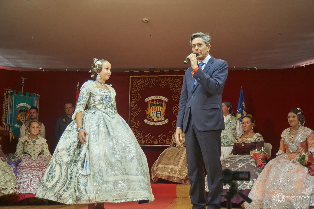 JosepVicentGT's tweet photo. Falles 2019 🎆
Quantes emocions visquèrem ahir!
Estiguérem a la proclamació de les falleres majors de la Pobla de Vallbona i les seues corts d'honor:
🌟 Noa Roch - Fallera Major Infantil 
🌟 Bea Gallart Sanfèlix - Fallera Major
Enhorabona!
#FallesPobla #laPobladeValbona #Falles https://t.co/gKjKsgykY8