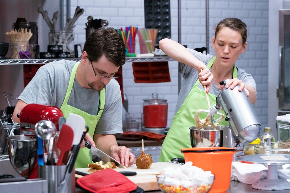 DeviantCakes's tweet photo. I am so excited to be one of the contestants on Food Networkโs Halloween Cake-off!! You can tune-in October 8th at 10pm ET/PT! #HalloweenCakeOff @FoodNetwork https://t.co/gopMzTy6c7 https://t.co/WAlAmftGJx