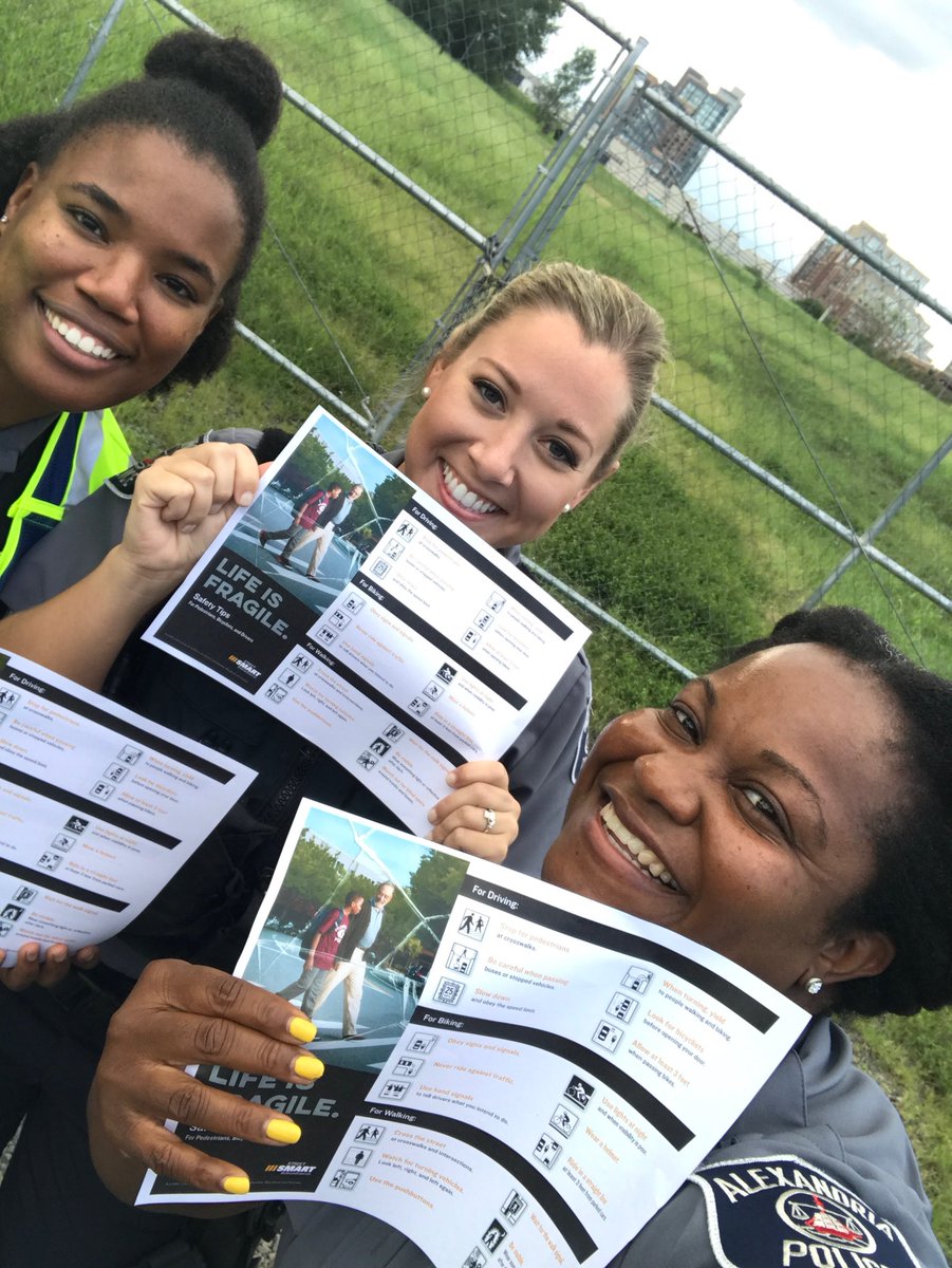 AlexandriaVAPD's tweet image. APD Officers are out around Alexandria this evening handing out traffic safety information from @COGStreetSmart. Make safe decisions when driving, cycling &amp;amp; walking!
