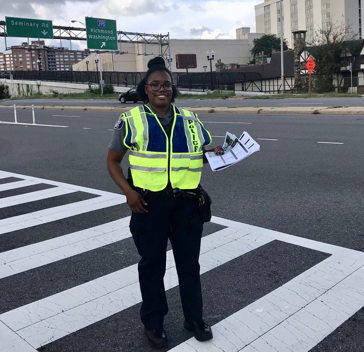 AlexandriaVAPD's tweet image. APD Officers are out around Alexandria this evening handing out traffic safety information from @COGStreetSmart. Make safe decisions when driving, cycling &amp;amp; walking!