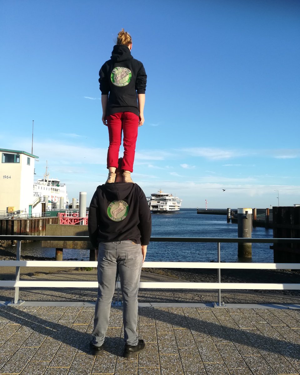 sanne_circus's tweet photo. Waiting for the boat to bring us back to the main land. Today we performed at Texel with our walk around act. #texel #dekoog #acrobaten #island #veerboot #chapeauartiesten https://t.co/Tv1ef7vjsM