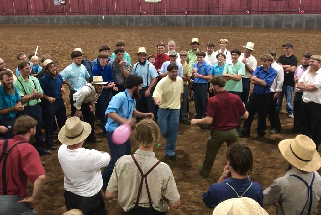 henk_lassche's tweet photo. Met veel plezier weer mogen jureren op de ADHHA Annual Keuring in Shipshewana 🇺🇸 in het @MichianaEvents Center. #AmishStyle #AuctionFun #BalloonPoppingGame #AmericanDutchHarnessHorses https://t.co/6SGrL3YUyV