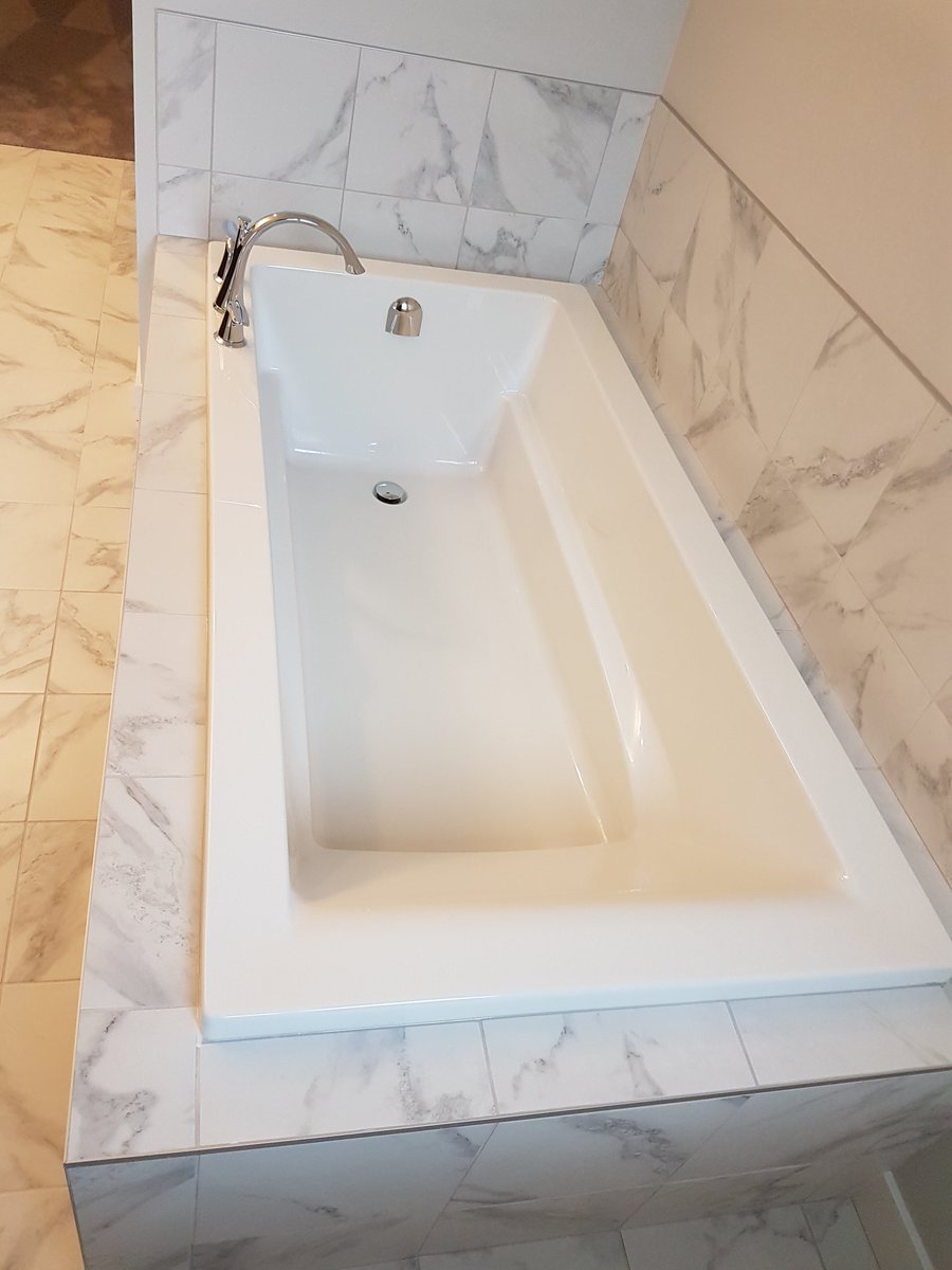 New_HmSalezgurl's tweet photo. Picture yourself soaking in this deep bathtub with tile details...now picture yourself living in this beautiful 1900 sq. ft. home that has this soaker tub! Large walk in closet and oversized master bdrm also make this a true retreat! @CoventryHomes #livemaplecrest #velafloorplan https://t.co/qAqZQowQEl