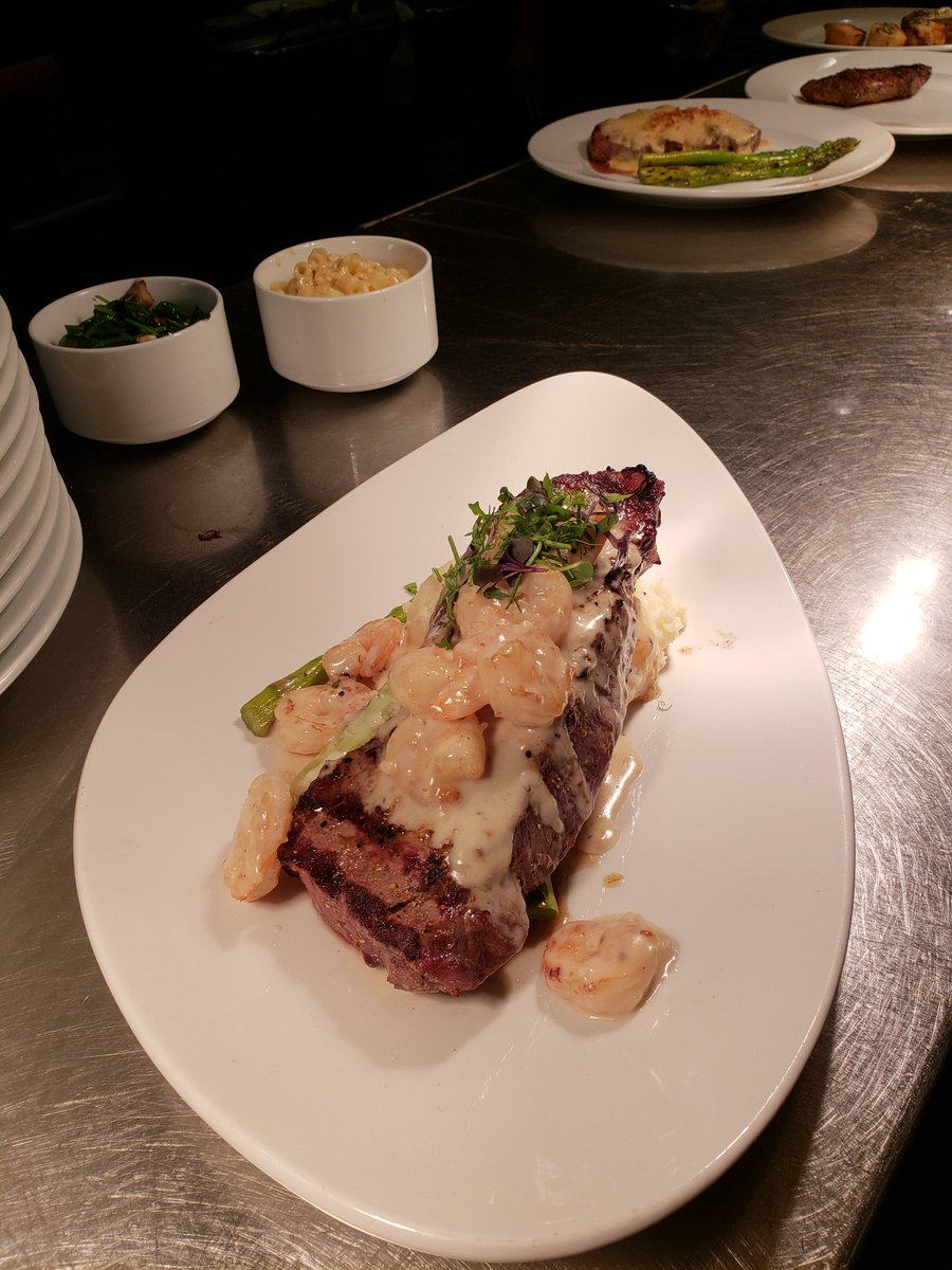 _StoneCreek's tweet photo. Our special this evening was a 12oz New York strip topped with alfredo sauce and baby shrimp over mashed potatoes and asparagus. YUM! https://t.co/TFYjhomRNg