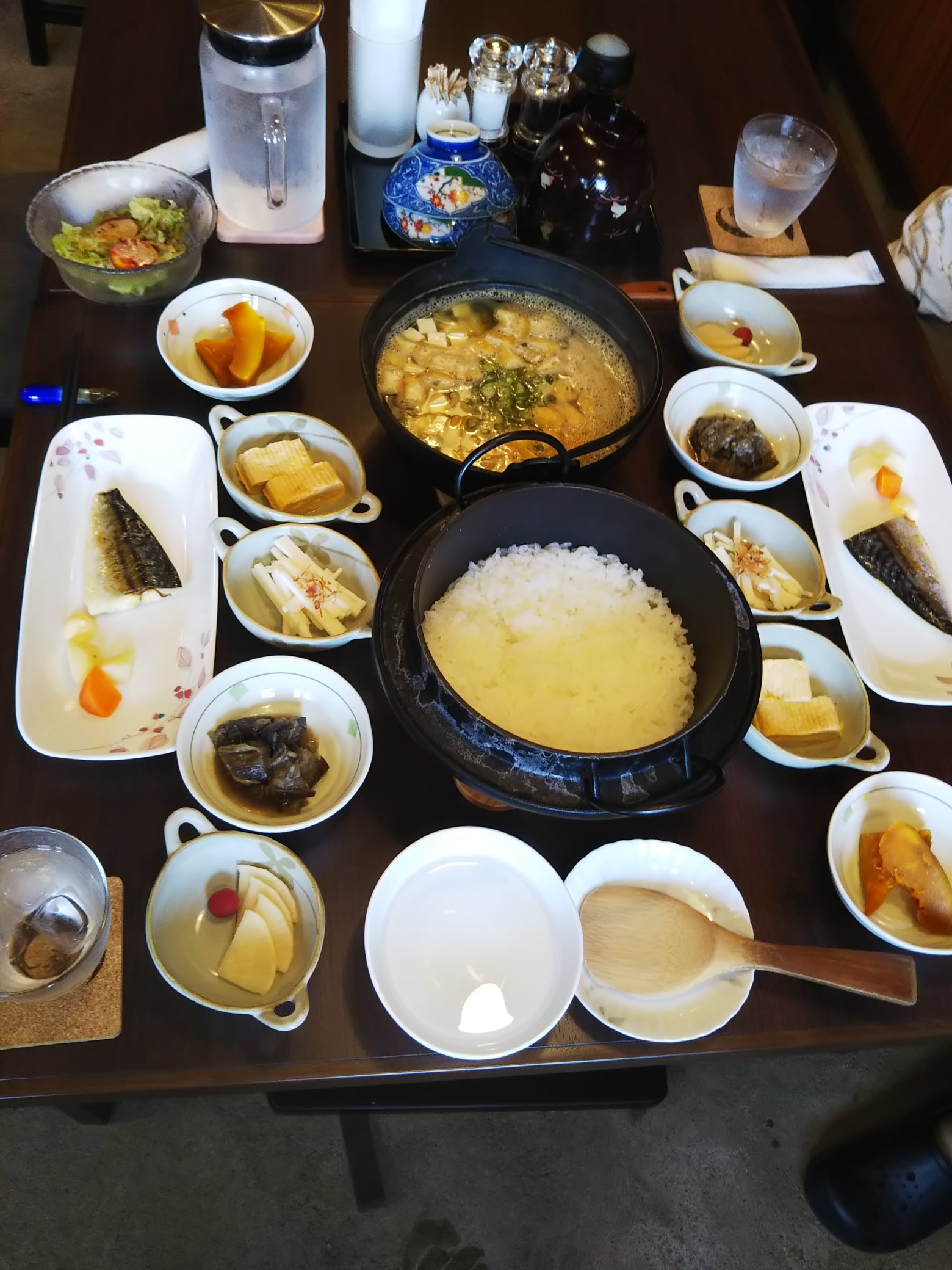 草津温泉 花栞 はなしおり Twitter પર 今朝の宿泊のお客様の朝食も 2名分をいいタイミングで無事に出せました 連休最終日ですね 今日もカフェはやっておりますので 食事にお茶に ぜひ足をお運び下さい 花栞 草津温泉 草津温泉カフェ カフェ 宿泊