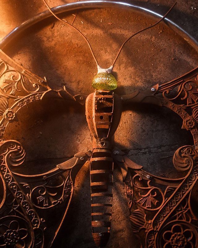 The body is really starting to come together. It’s made from an old oil lamp, a motorcycle muffler and a section of a bush hog. I’ve cut out sections to give it some texture, the next step is filling these with glass so it can be lit up from the insi… ift.tt/2OtnlIu