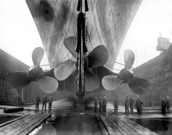 PhotosHistos's tweet image. Travailleurs regardant vers les immenses hélices du Titanic durant sa #construction #histoire