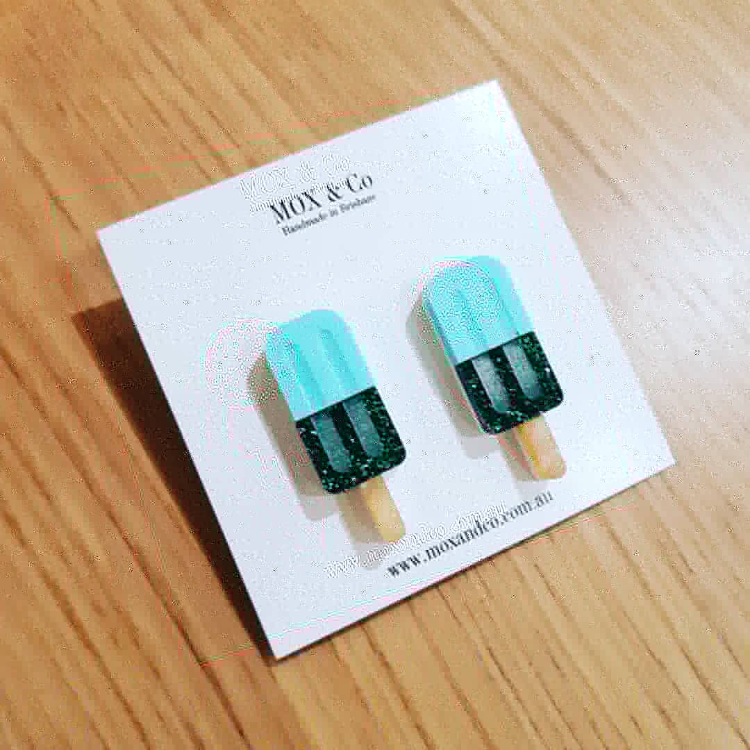 uncommonbunch's tweet image. NEW MOX &amp;amp; CO HAS ARRIVED! 
Quirky, colorful, glittery and fun as always! Available now 😍🤗🤩♥️
#moxandco #quirkystuff #quirkyearrings #statementearrings #accessorries #accessoryaddict #lasercutacrylic #lasercutjewellery #icecream #iceblocks #toffeeapples #darts #themepark