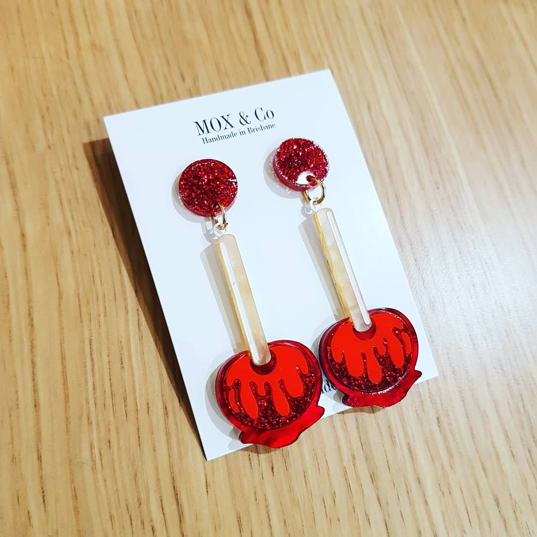 uncommonbunch's tweet image. NEW MOX &amp;amp; CO HAS ARRIVED! 
Quirky, colorful, glittery and fun as always! Available now 😍🤗🤩♥️
#moxandco #quirkystuff #quirkyearrings #statementearrings #accessorries #accessoryaddict #lasercutacrylic #lasercutjewellery #icecream #iceblocks #toffeeapples #darts #themepark