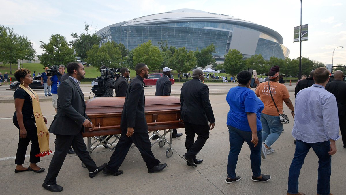 mfaulknerphotog's tweet image. Demonstrators carrying coffins descend on AT&amp;amp;T Stadium to protest police shooting deaths before the game as the Cowboys play the Giants at AT&amp;amp;T Stadium in Arlington, TX, Sunday, Sept. 16, 2018.