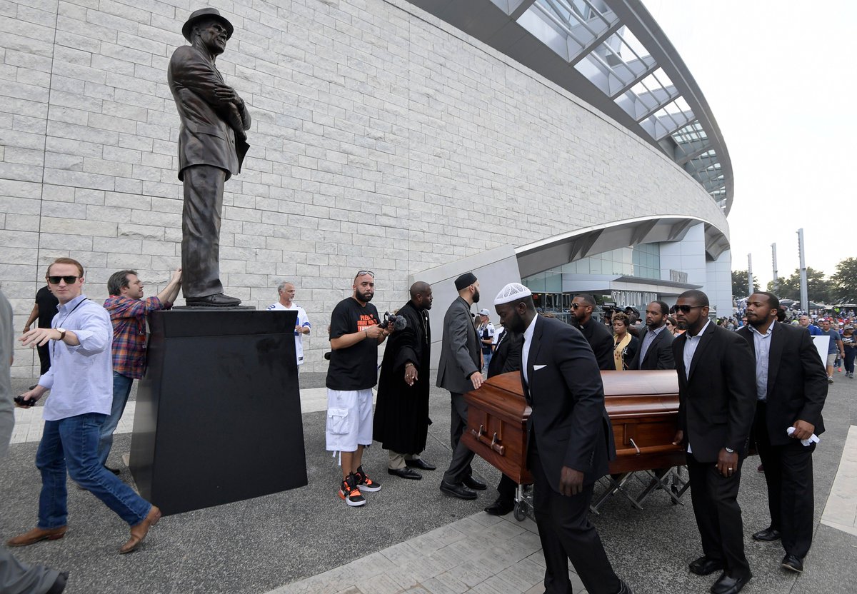 mfaulknerphotog's tweet image. Demonstrators carrying coffins descend on AT&amp;amp;T Stadium to protest police shooting deaths before the game as the Cowboys play the Giants at AT&amp;amp;T Stadium in Arlington, TX, Sunday, Sept. 16, 2018.