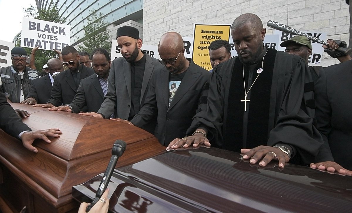 mfaulknerphotog's tweet image. Demonstrators carrying coffins descend on AT&amp;amp;T Stadium to protest police shooting deaths before the game as the Cowboys play the Giants at AT&amp;amp;T Stadium in Arlington, TX, Sunday, Sept. 16, 2018.
