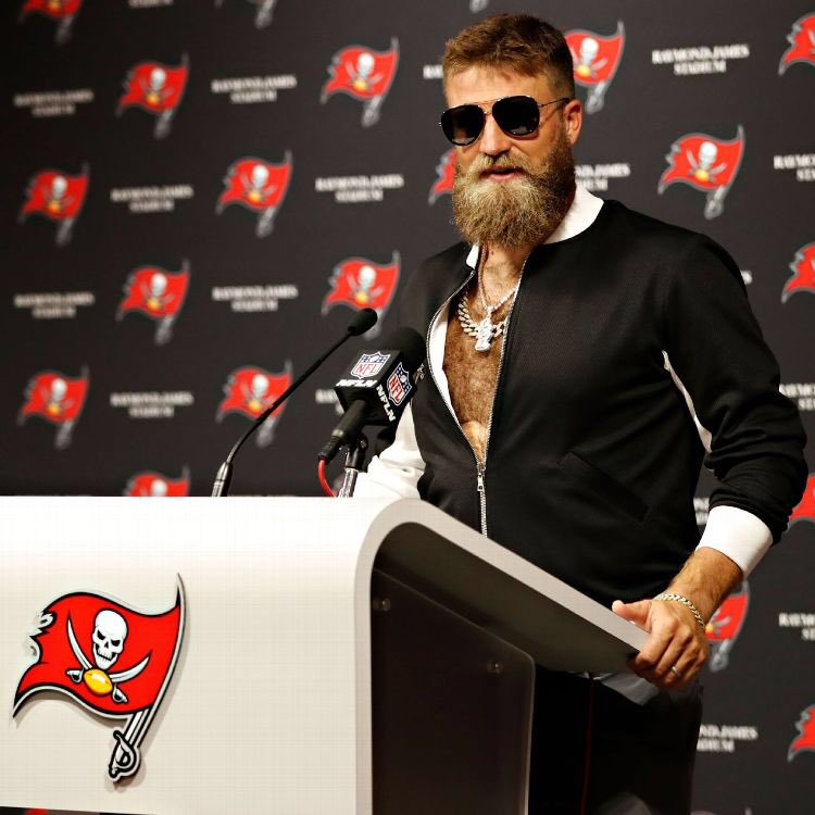 TheCoverPro's tweet image. Bucs QB Ryan Fitzpatrick borrowed an outfit from WR DeSean Jackson for his postgame news conference. #Bucs #NFL #FitzMagic #TampaBay