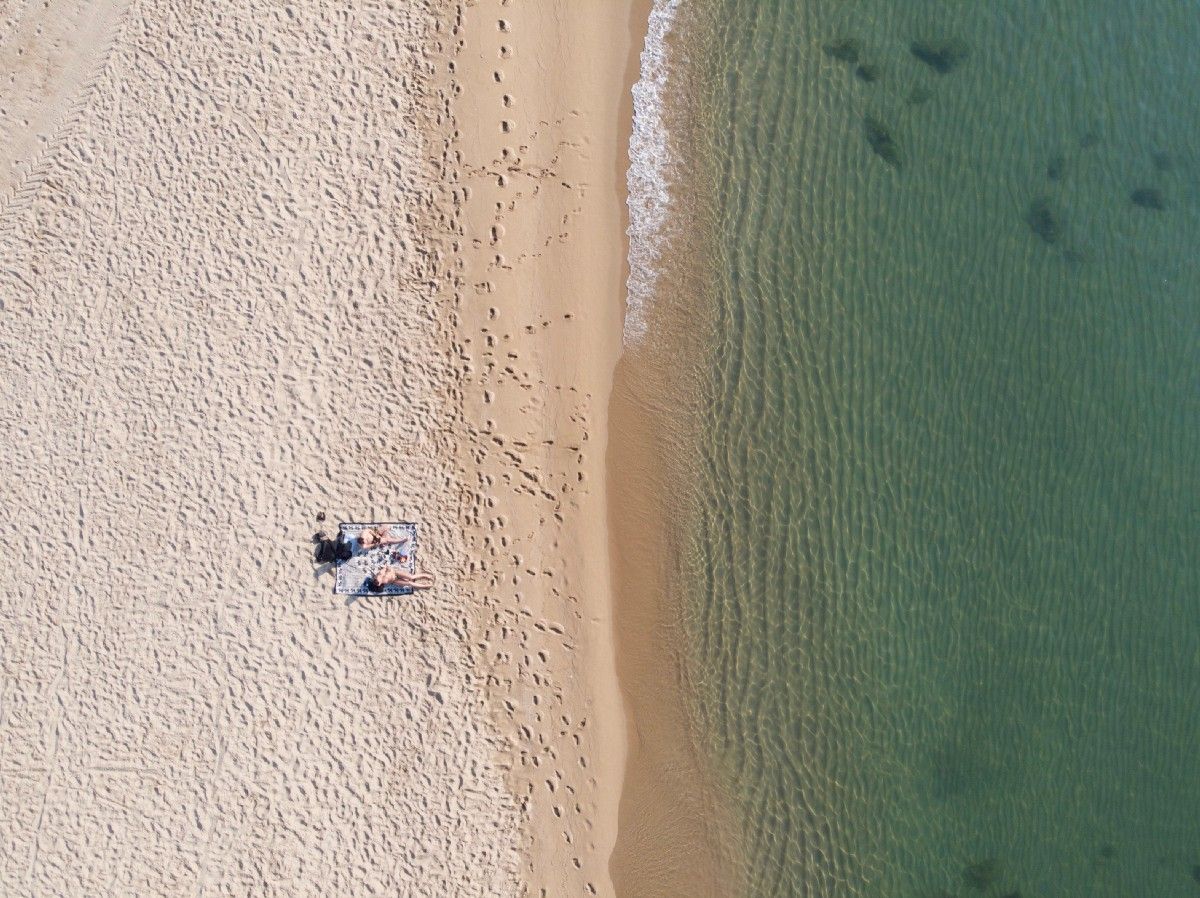 WorldPressPhoto's tweet photo. "Photographing strangers takes courage. It takes confidence. It also comes with a host of ethical questions about privacy, consent, and respect" - Savannah Dodd's latest article on ethics and regulations for camera drones. Read more on Witness: https://t.co/HUnH3PyMYq https://t.co/gldALNPLIG