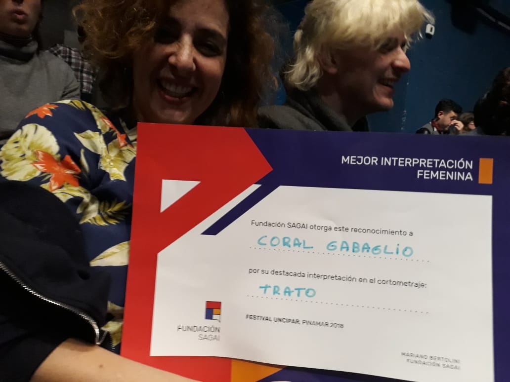 TratoCorto's tweet photo. Genia @CoralGabaglio!!!
Premio @Sagai_Org a la Mejor Actuación Femenina en @UNCIPAR!!!
Nuestro querido #Trato de @giselabenenzon continúa su recorrido.
Muchas Gracias #SAGAI y #UNCIPAR!!!
Felicitaciones a todos los ganadores y a los organizadores por tan hermoso festival!
#Cine https://t.co/VExAznGe2R