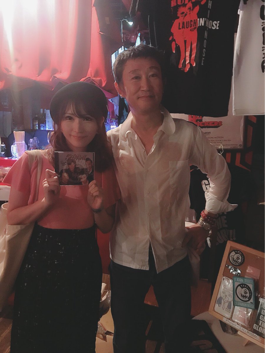 Rumi_1212's tweet photo. ラフィンノーズのPONさん、超優しい😭!
家からCD持ってってサイン貰って、
物販で買ったTシャツに着替えてきてまたサイン貰った!
ライブ直後でお疲れだろうに、嫌な顔ひとつしない素敵な方!
チャーミーさんには会えなくて残念😢
また早くラフィン見たいなー!✨
#worldxfestival
#ラフィンノーズ https://t.co/wk1Dd1jyL6