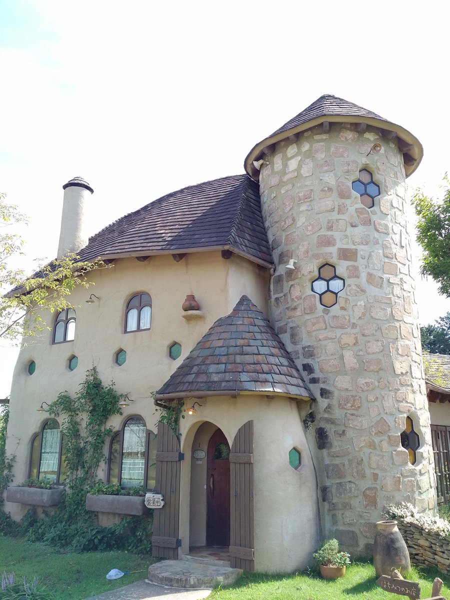 白川 洋 モータースポーツと三河地方好きラジオdj ディレクター 東三河カメラ部 おはようございます 今朝は豊川市にあるはちみつのお店 さんぽ道 さんに来ました メルヘンな感じのお店で幸田町の某パン屋さんに似てるなと思ってたのですが 同じ方が