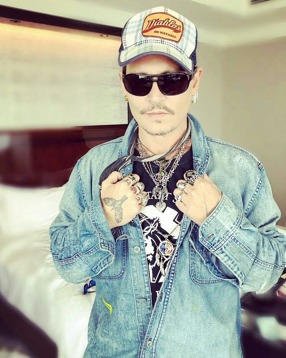 JDeppMexico's tweet photo. UPDATE | New #JohnnyDepp picture with cap of the Diablos Rojos (Mexican baseball team). ⚾️ https://t.co/c20kSxXDM4