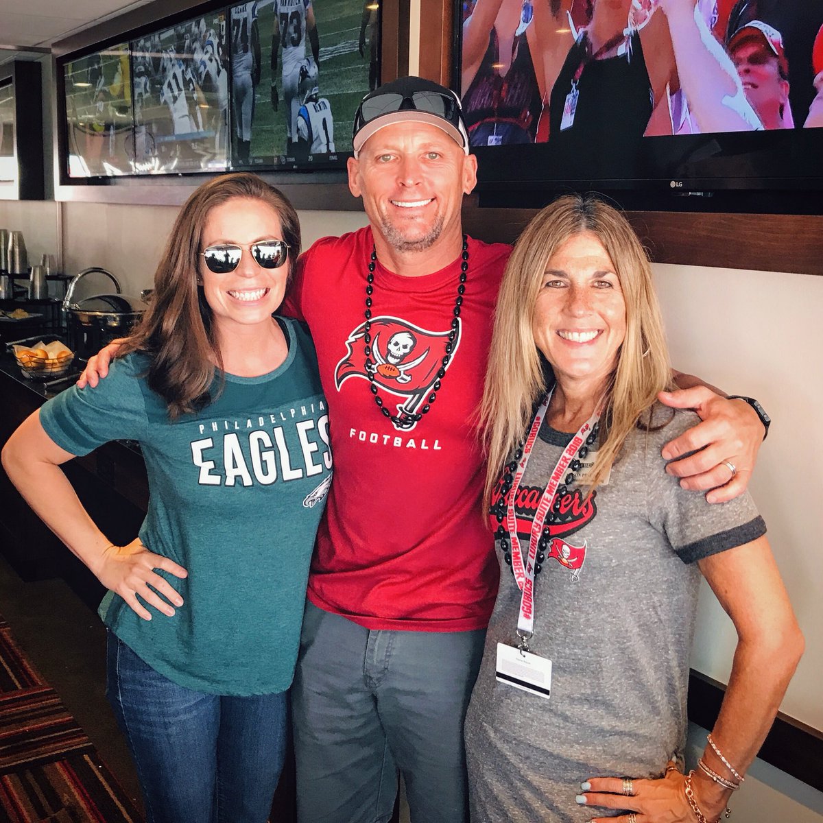 adjustyourview's tweet photo. I accept defeat this time. It was great being at the game because of @CABAbiz member @PewterReport. Fellow CABA Past President Dr. Tommy Lane &amp; @kevin_c_votta @Fitness_Tek love advertising with them. #useCABA #CABAkarma #referrals #flyeaglesfly #winwithCABA #seewhatididthere https://t.co/IW0WF3qMsq