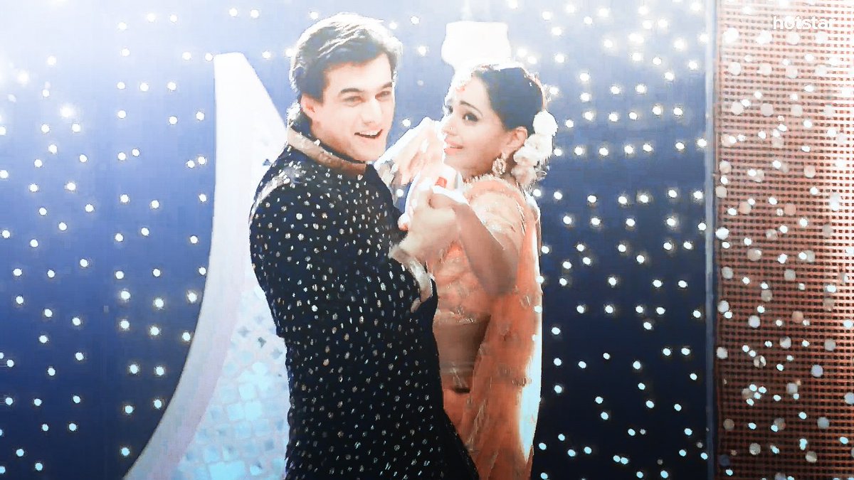 _mnzee's tweet photo. Happened to watch this Performance and I gotta say @momo_mohsin and uncanny resemblance with SRK be it li'l gestures, dance, nuances in acting, the way they connect with Audience. He's Definitely TVs SRK! Humble, Powerhouse of talent &amp; a Superstar in making
PS - Ignore MKD #YRKKH https://t.co/Sgu8sxCMiY