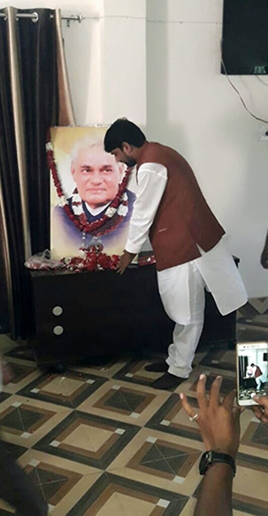 HrishabhBjp's tweet photo. भारत रत्न परम श्रद्धेय स्वर्गीय ���्री अटल बिहारी वाजपेई जी के कब काव्यांजलि के वर्णन पर 259  मेजा विधानसभा विधायक कार्यालय लखनपुर भईया नीरज द्विवेदी। @PMOIndia  @AmitShah @CMYogiAditya @smritiirani @BNirajdwivedi @BJPNirajDwivedi @BJP4Yamunapar @HrishabhBjp https://t.co/TmnCw5DeCT