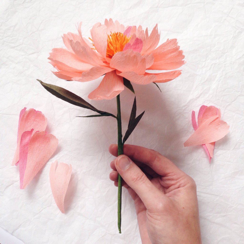 Blooming beauties can cost a bomb, so try saving yourself some pennies by crafting these pimped up paper flowers 💐 Re-visit these DIY tips from A Petal Unfolds 👉bit.ly/k-petals