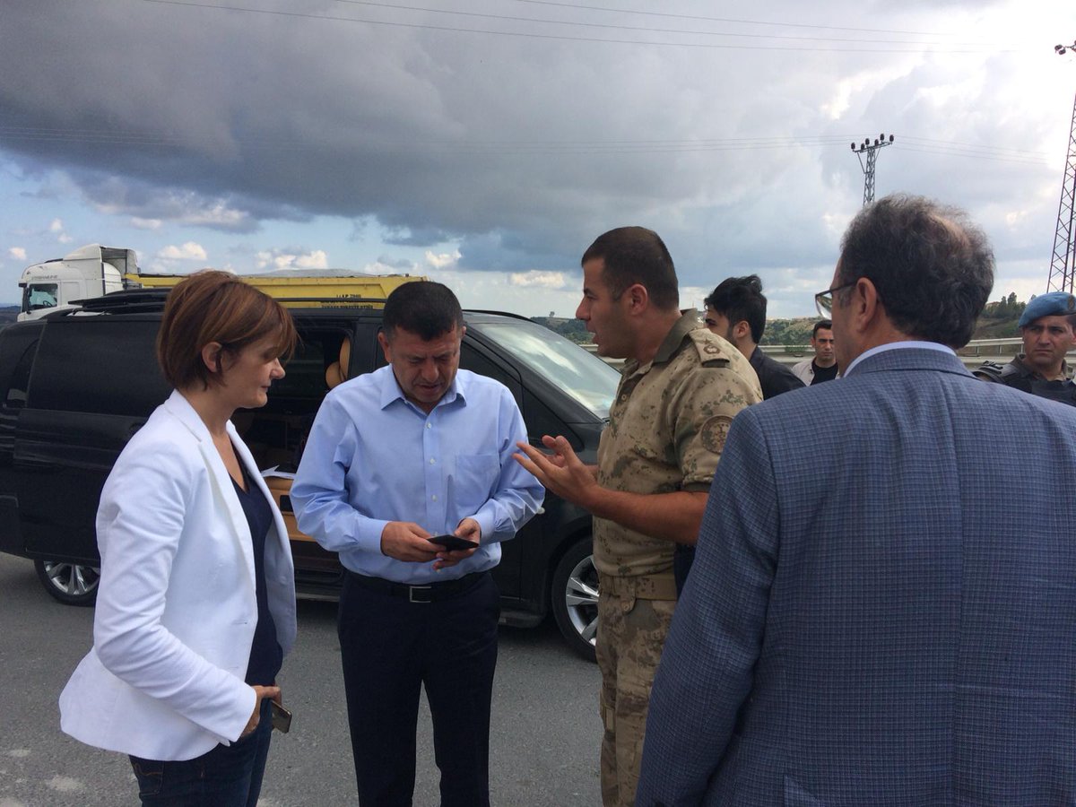 veliagbaba's tweet photo. Devletin bütün sırlarının olduğu kozmik odaya girilmesine izin verenler, seçilmiş milletvekillerini 3. Havalimanının şantiyesine sokmuyor.
İstanbul İl Başkanımız ve milletvekillerimizle birlikte işçilerin bulunduğu alana girişimiz hukuksuz bir şekilde engelleniyor.#CHPişçilerle https://t.co/pTAA7DGPaz