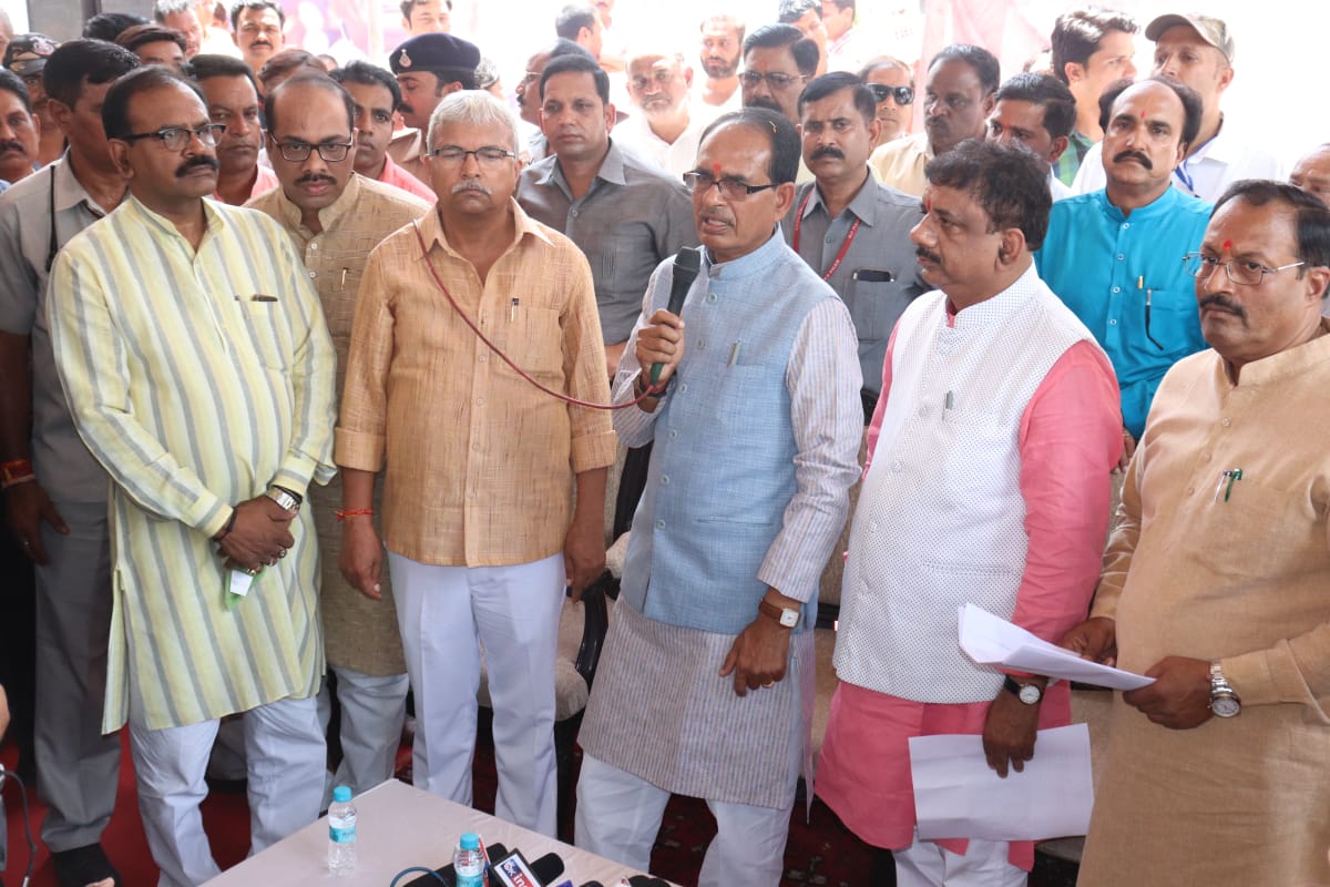 CMMadhyaPradesh's tweet photo. मुख्यमंत्री @ChouhanShivraj ने आज भोपाल के यातायात पार्क में पौधरोण किया।
#HappyBdayPMModi https://t.co/gnA8IZiMS1