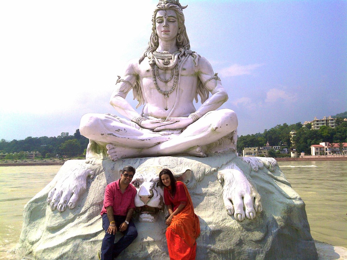 sidpmalhotra's tweet photo. Happiest bday my lil sis @Theniasharma still remember ur days of innocence 7 years ago .. stay blessed and keep it real always !!! Have a fabulous day and year ahead !!! https://t.co/x8ynWCb7ua