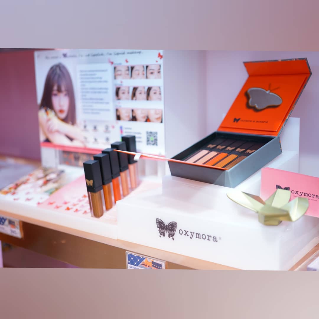 oxymora มีวางขายแล้ววันนี้ที่ @BkkCastlec ไปลองสี ลองเนื้อกันได้นะค๊าา oxymora เป็น liquid makeup ใช้ได้ทั้งตา แก้ม ปาก เกลี่ยง่าย กันน้ำ ต้องลอง!!
#ใช้แล้วชอบ #ของดีบอกต่อ #oxymoramonarch
#oxymora #liquidmakeup #eyeshadow #blushon #creamblush #liquidlipstick #thebestmakeup