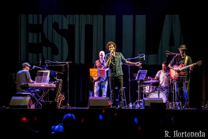xavicanelles's tweet photo. Una passada tocar #estiula amb aquesta pedazo banda!! @ramonaragall @calabria_66 @kilianj https://t.co/KfFLed2DVZ