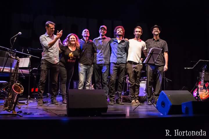 xavicanelles's tweet photo. Una passada tocar #estiula amb aquesta pedazo banda!! @ramonaragall @calabria_66 @kilianj https://t.co/KfFLed2DVZ