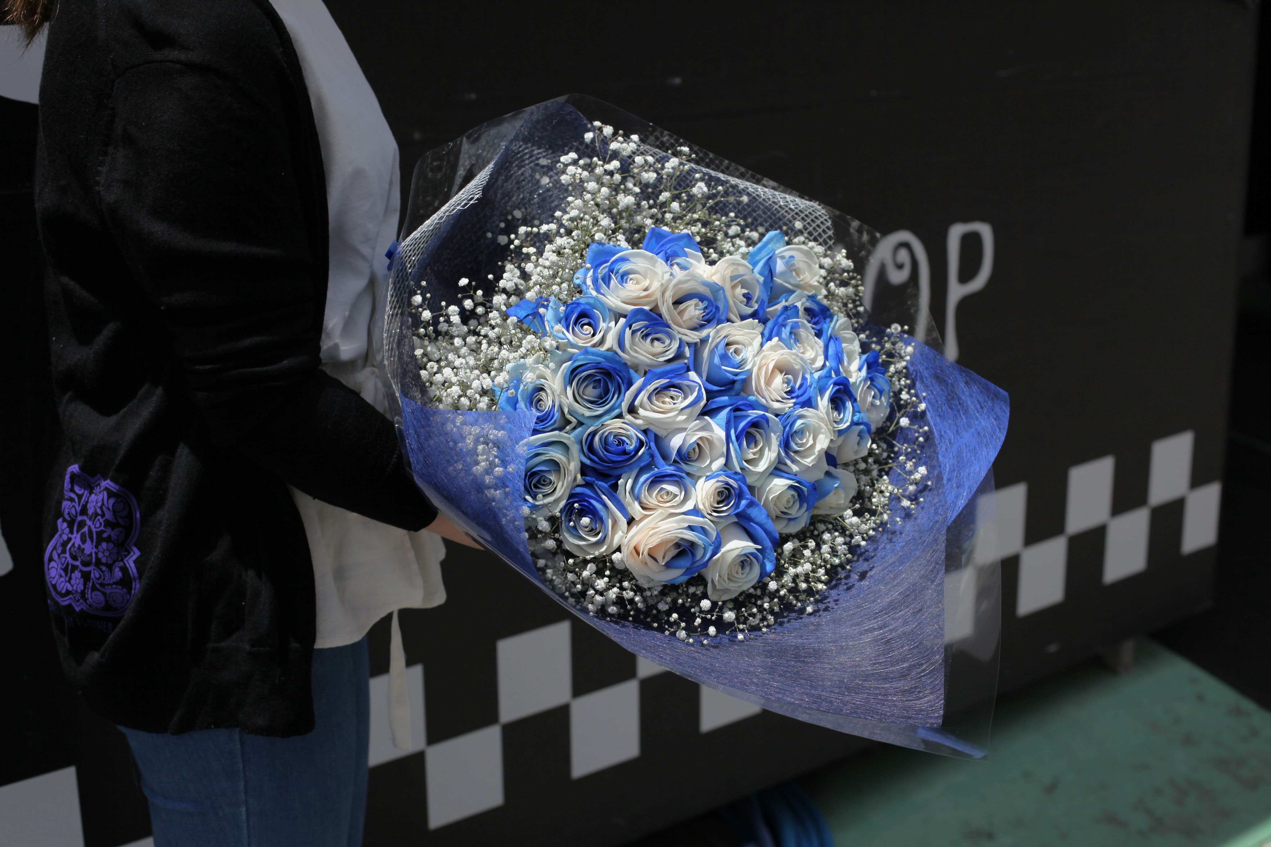 ローズショップ インボーローズ ブルーアンドホワイト 超クールでスマートな薔薇 爽やかで驚きのサプライズギフト花束 本数指定 配送日指定 メッセージカード 札 0266 28 11 T Co X9cuxsdhlv 虹色のバラ レインボー 青い 薔薇 花束 花束全国
