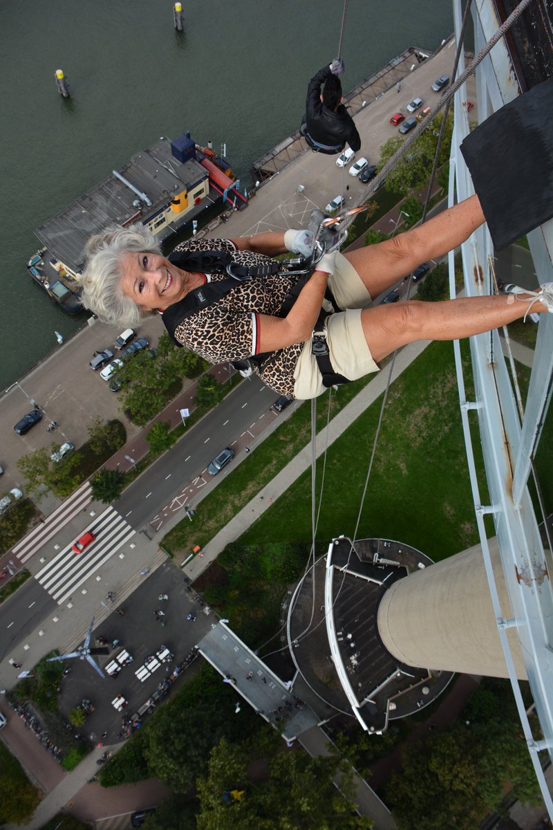 En zo ziet het er van boven uit! Vet cool om te doen.
<a href="/AbseilEuromast/">Abseilen Euromast</a>