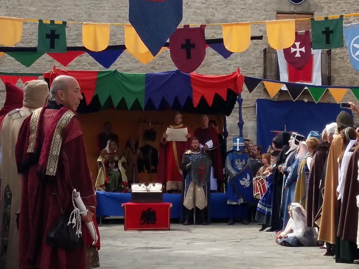 cJacetania's tweet photo. La llegada del #Grial volvió a llenar de animación las calles de #Bailo. #recreaciónhistórica #SantoGrial #Jacetania https://t.co/yITazsdEmZ
