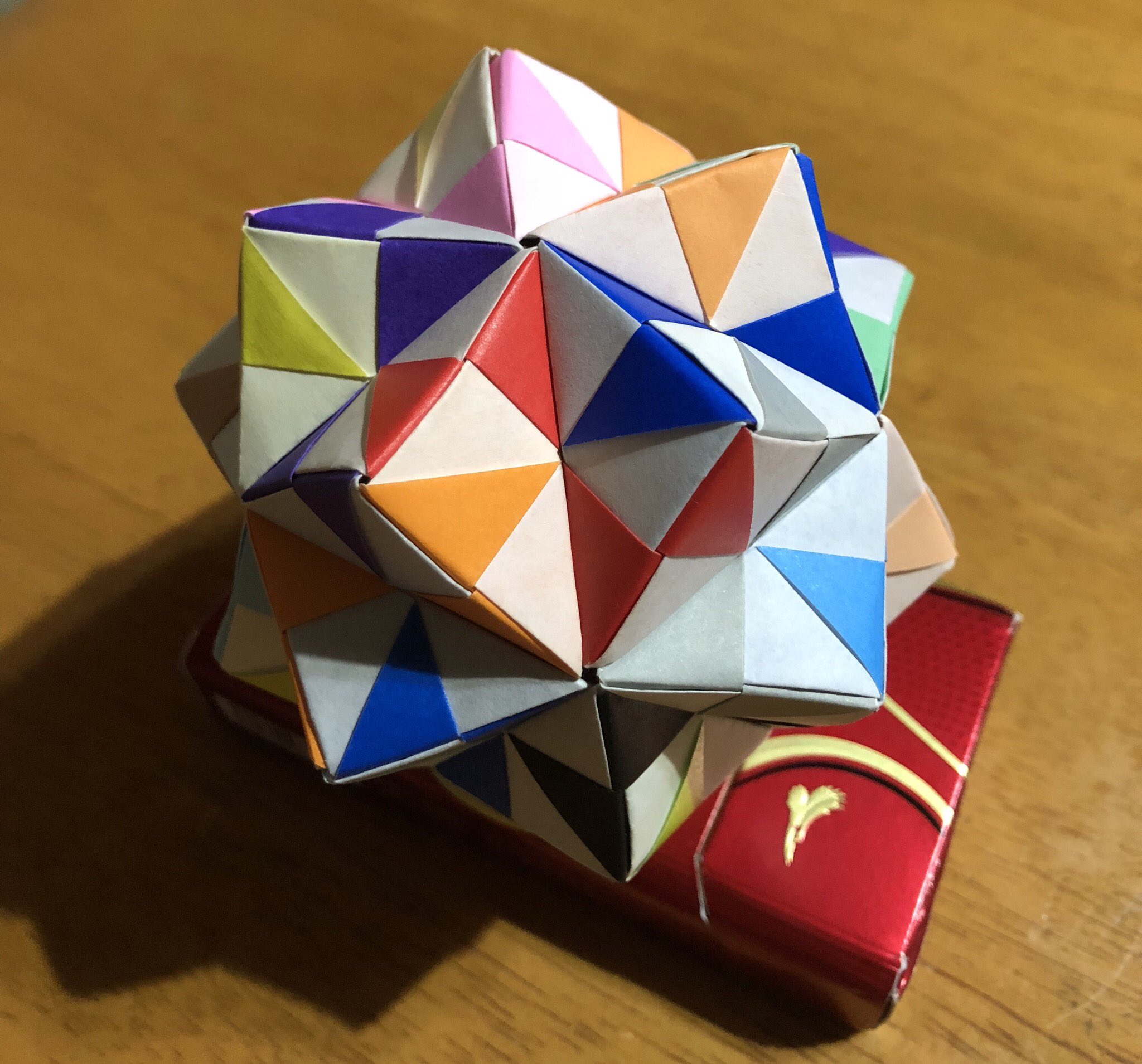 ドリス ユニット折り紙を楽しんでいます 30枚組みも作れるようになりました ポケットの位置がちょっと変わった 変形園部式なんかにも興味が出てきて紅葉配色で12枚組みを作ってみました 折り紙 ユニット折り紙 園部式 T Co Fjz11gbhnf Twitter