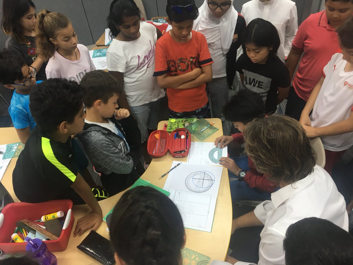 andyvasily's tweet image. Great student modelling in @TimJScarrott’s #pypmaths class @GESatKAUST How to use a protractor properly.