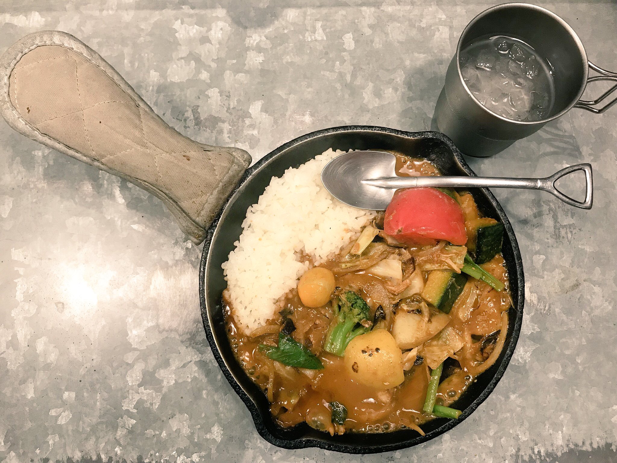 توییتر みずち در توییتر 野菜を食べるカレーcamp 大阪駅 エキマルシェ内 名物はゴロゴロ野菜がたっぷり入った 1日分の野菜を食べられるカレー スキレット でグツグツの状態で出てくるので油断すると火傷する 野菜だけではなくガッツリ肉系カレーも充実