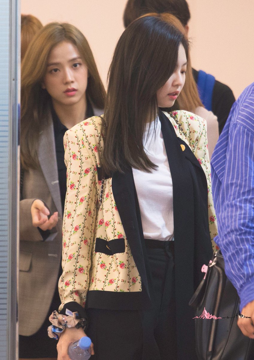Uyyyyu91's tweet photo. 180917 at HND airport 

#블랙핑크 #BLACKPINK  #JENNIE #JISOO https://t.co/kWT2aaZNpa