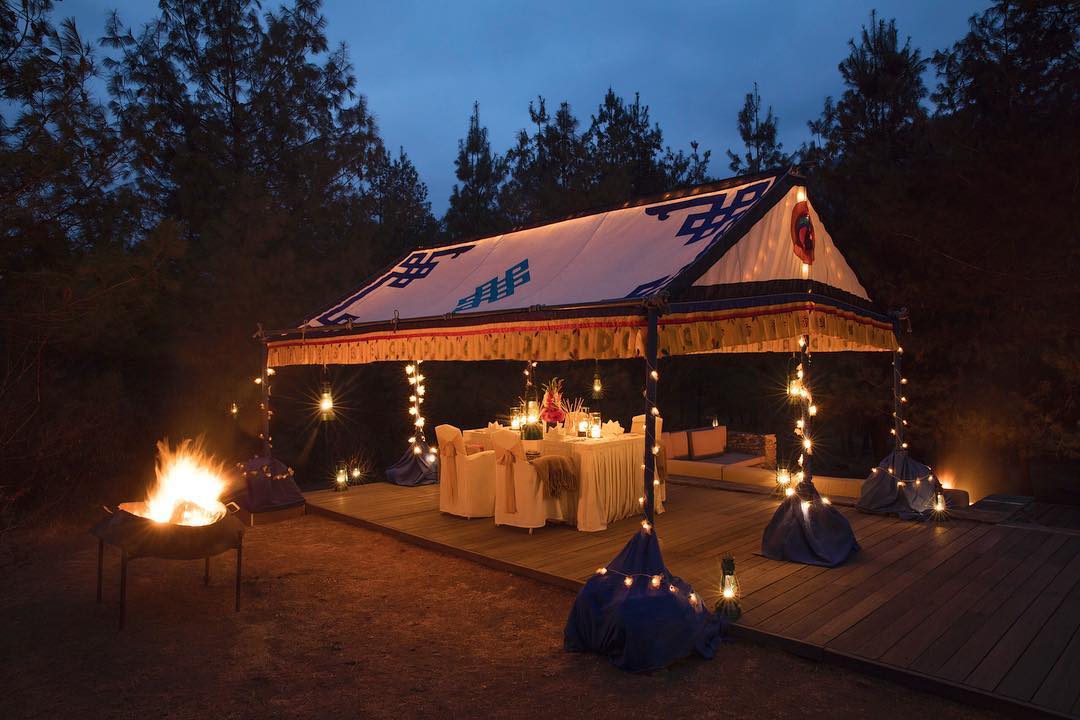 Breathe in the Himalayan night air and listen to the crackle of a burning log fire at #Amankora Paro’s traditional Bhutanese tented fire-pit dinner, an intimate private dining experience aman.com/resorts/amanko… #Bhutan #AmaninLove #AmanFoodie #AmanAdventures