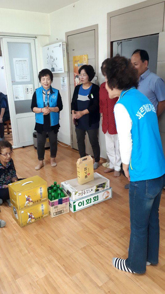 #성남시 #수정구 #신흥1동 #바르게살기위원회
민족의 대명절 추석을 맞이하여 
바르게살기위원회 배수영 위원장님 및 임원진, 동장님, 팀장님과 함께 
신흥1동 수정로경로당을 방문하여 
김, 과일 등을 전달하였습니다~~
경로당 어르신분들 풍성한 한가위 건강하게 나시길 바라는 마음입니다. ^^♡