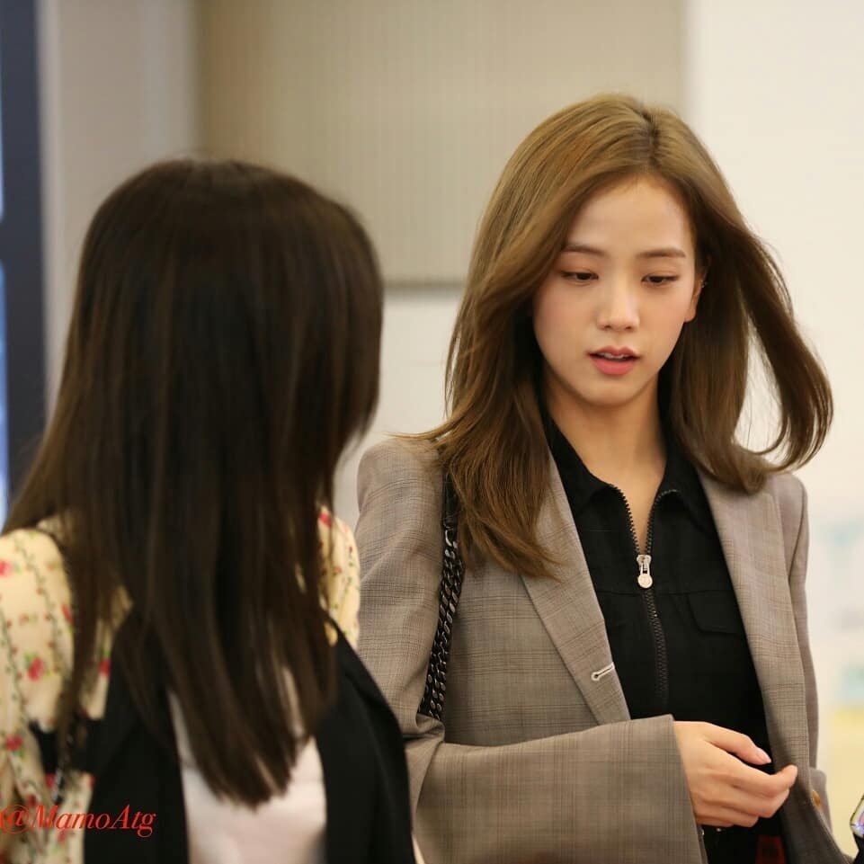 blinksupportyou's tweet photo. I think i'm soooooo in love with Jisoo eonnie this time😢💕 i'm sorry Jennie eonnie i love you too but my heart has stolen by Jisoo😂💖 eottoke😭
#BLACKPINK #BLINK #kimjisoo #JISOO #jichoo #chichu https://t.co/8a6U9u6PFi