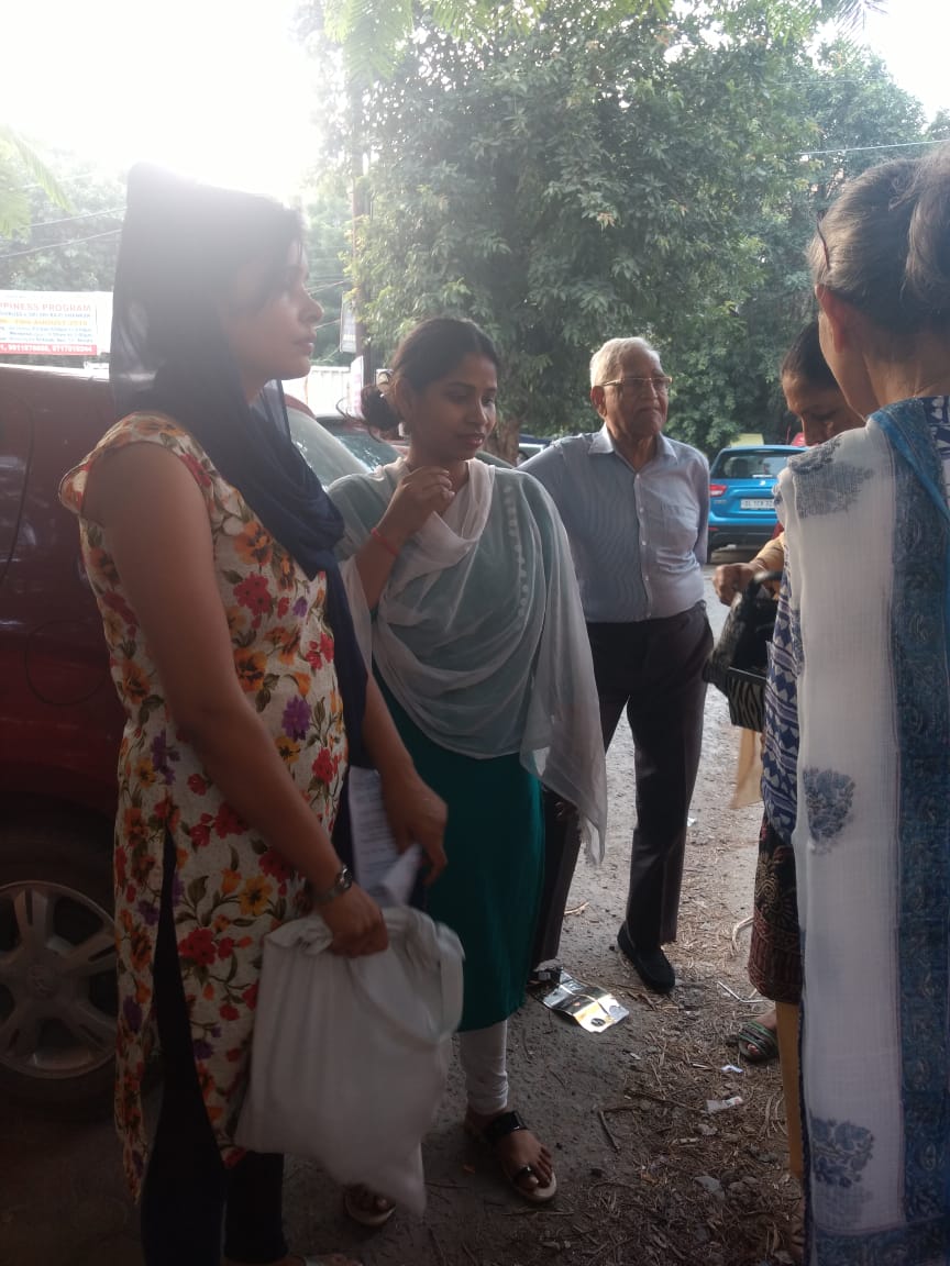 jan_jagran's tweet photo. The two young girls bought a cloth bag for mere 10 rs. but made a promise to always carry a bag from home. #hope #citizensparticipation #eachonecounts https://t.co/0ShIa75r59